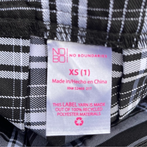NO BOUNDARIES BLACK PLAID PLEATED SKIRT WITH PATCHES NWT JUNIORS XS - Picture 6 of 8